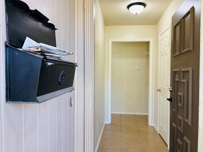 Building Photo - 12409 Sharpview Dr