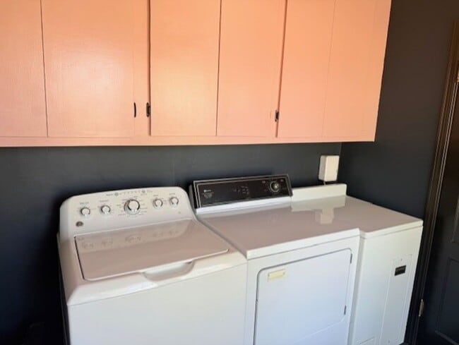Building Photo - Furnished 3 Bedroom Downtown Home On Corne...