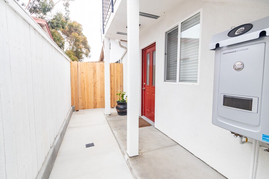 Building Photo - 582 Douglas St