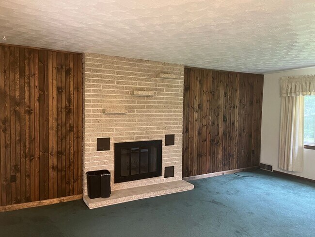 Building Photo - APPLICATION FEES WAIVED, THIS WEEKEND ONLY 3-13-3-15-2026