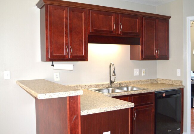 Building Photo - 5 Bedroom 2.5 Bathroom Home