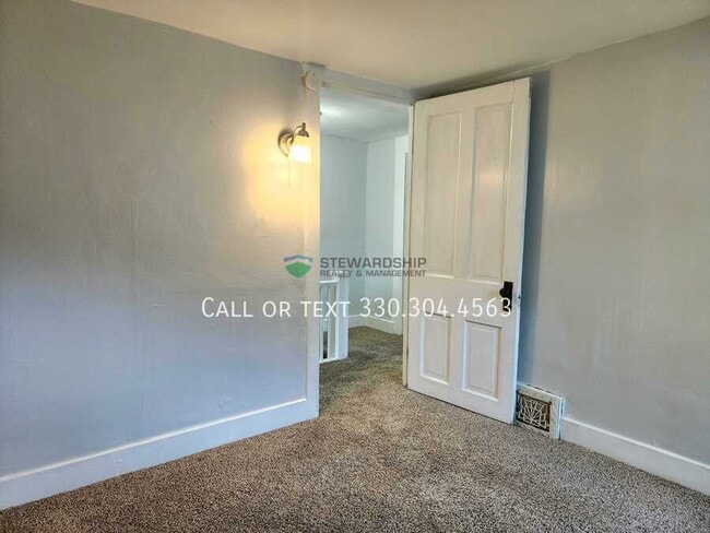 Building Photo - 461 Elson St