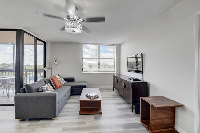 Building Photo - 600 Egret Cir