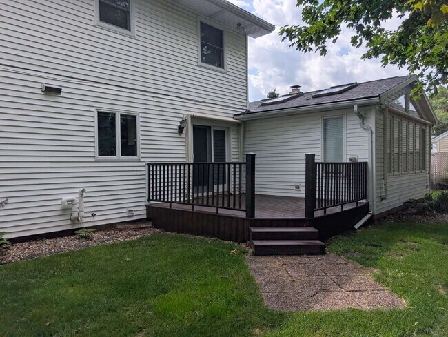Building Photo - Spacious 4 bedroom 3 bathroom family home in Neenah