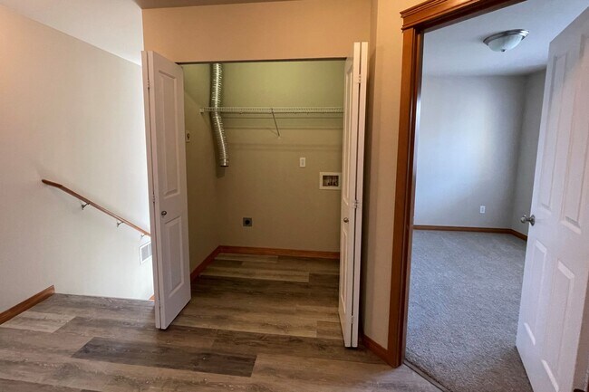 Building Photo - Nice Modern Townhouse Available Now!!