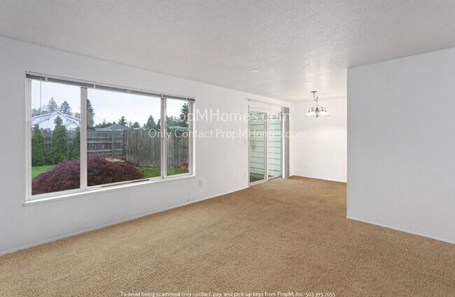 Building Photo - Cozy Two-Bedroom in Gresham - New Washer/D...