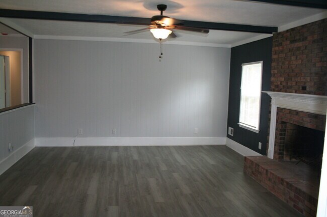 Building Photo - 2075 Pinewood Dr
