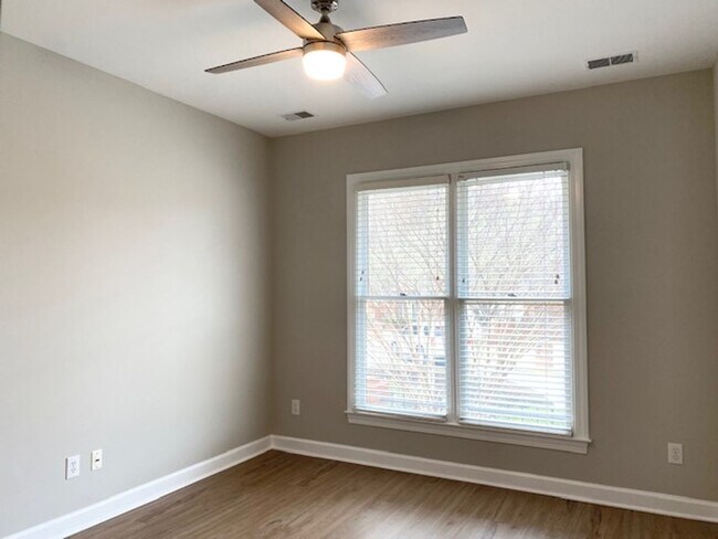 Building Photo - UNIQUE PROPERTY IN CONVENIENT IRMO LOCATION