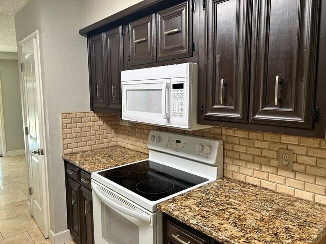 Building Photo - Self Showing - 3 Bedroom 2 bathroom