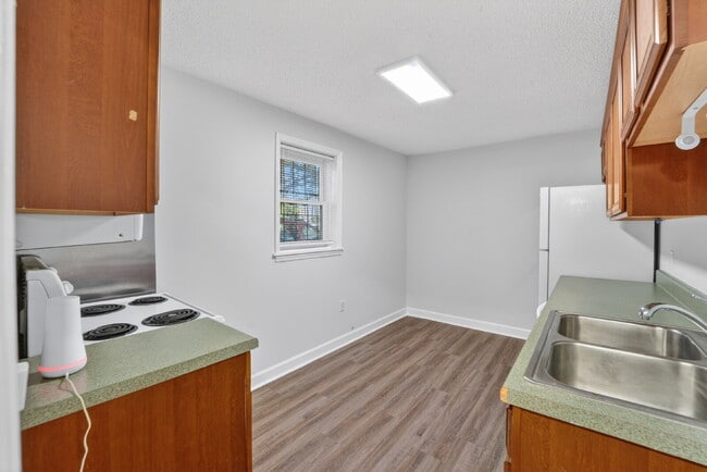 Building Photo - "Charming 1-Bedroom Haven in a Great Savannah Location!"