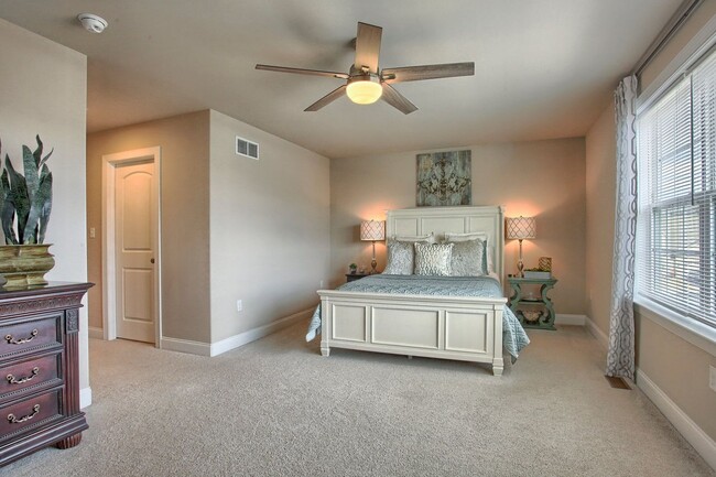 Building Photo - 3/BR luxury carriage home for rent FULLY FURNISHED