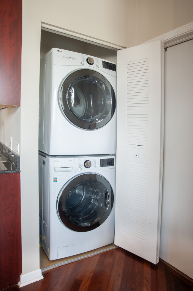 Washer & Drier - 1000 W 15th St