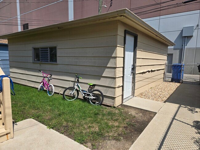 Building Photo - 6039 N Artesian Ave