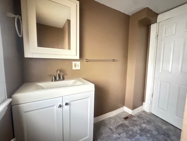 Building Photo - 1056 E 99th St