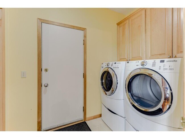 Building Photo - 2074 Clover Ct