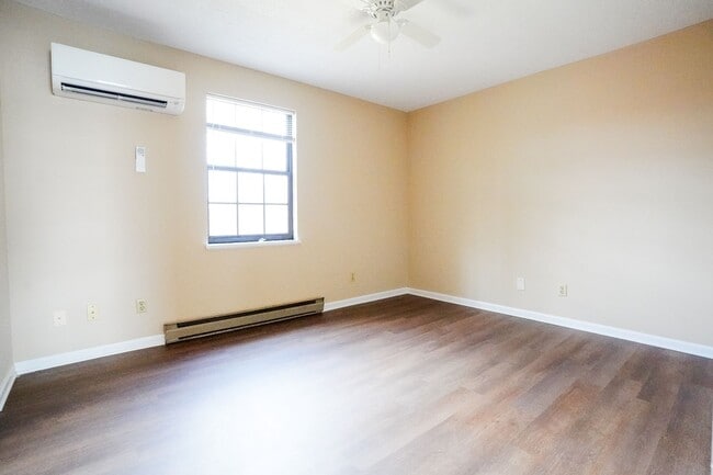 Building Photo - Updated 2BR with Private Entry, Spacious Yard, & Washer and Dryer Included