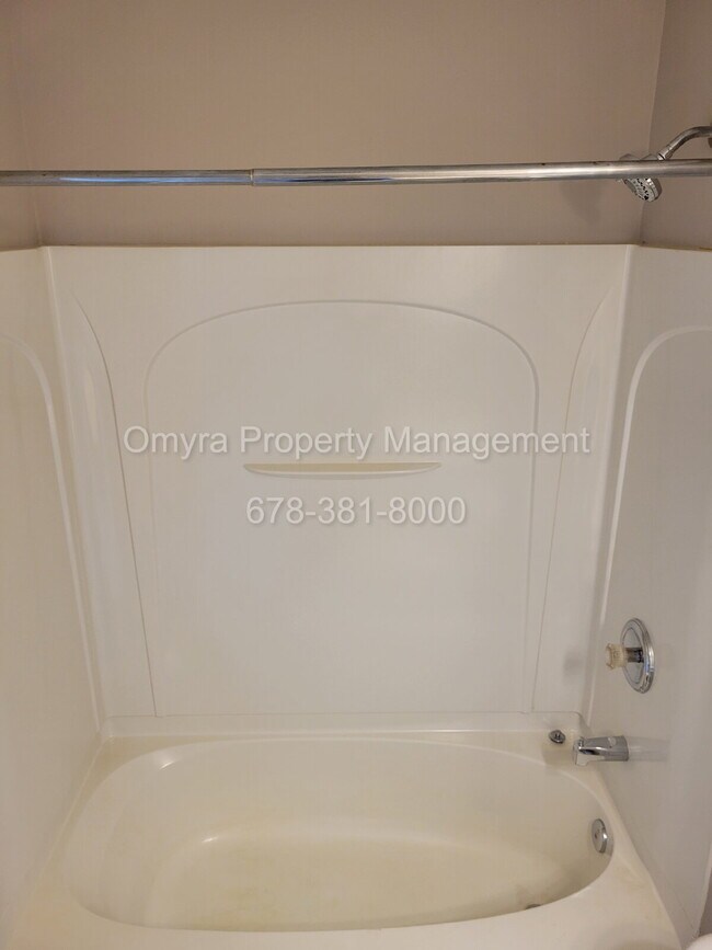 Building Photo - Beautiful Townhome steps away from the Beltline!