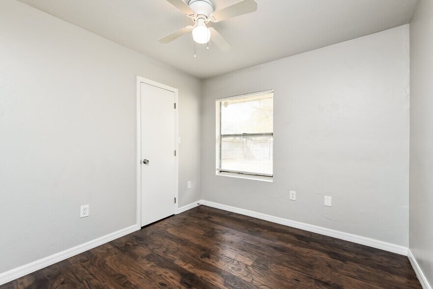 Building Photo - 800 Jarmilla Ln