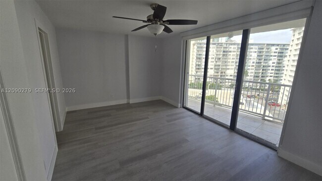 Building Photo - 1440 Brickell Bay Dr