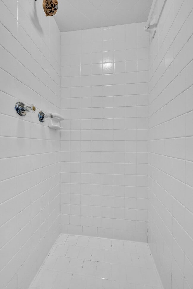 Building Photo - 5568 Spanish Trce