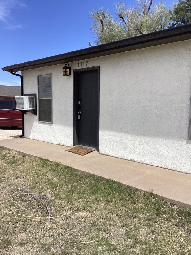 Building Photo - 2 Bed 1 bath Apartment  on Quiet Street and Close to ENMU!