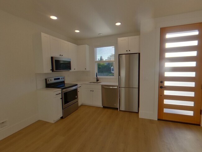 Building Photo - Beautiful 6 bedroom Campus Home!
