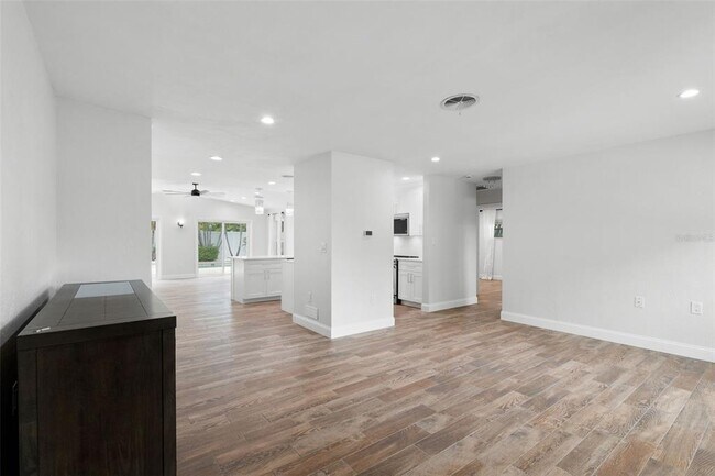 Building Photo - 731 Alda Way NE