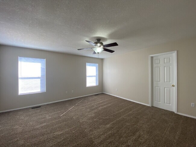 Building Photo - COMMUNITY POOL - LARGE 4 BEDROOM - Master Upstairs