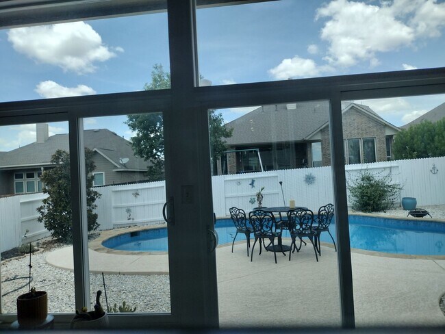 Building Photo - Beautiful 4 bedroom with a pool!!!