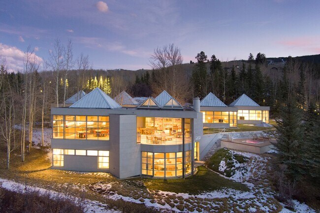 Building Photo - 821 Cluny Rd