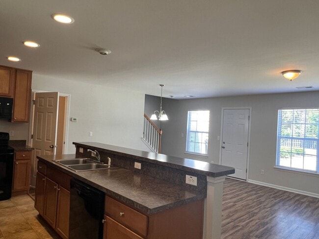 Building Photo - Beautiful 4 Bedroom, 3.5 Bath, Pet Friendl...