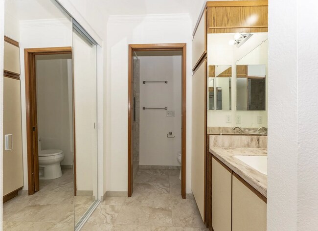 Building Photo - 2 bed, 2 bath rental condo in Lake Oswego ...