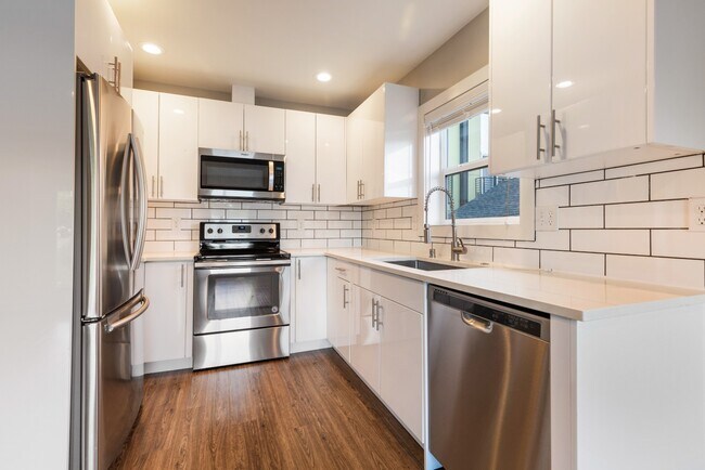 Building Photo - Newly Renovated and Modern 2BR Apartments in Columbia City