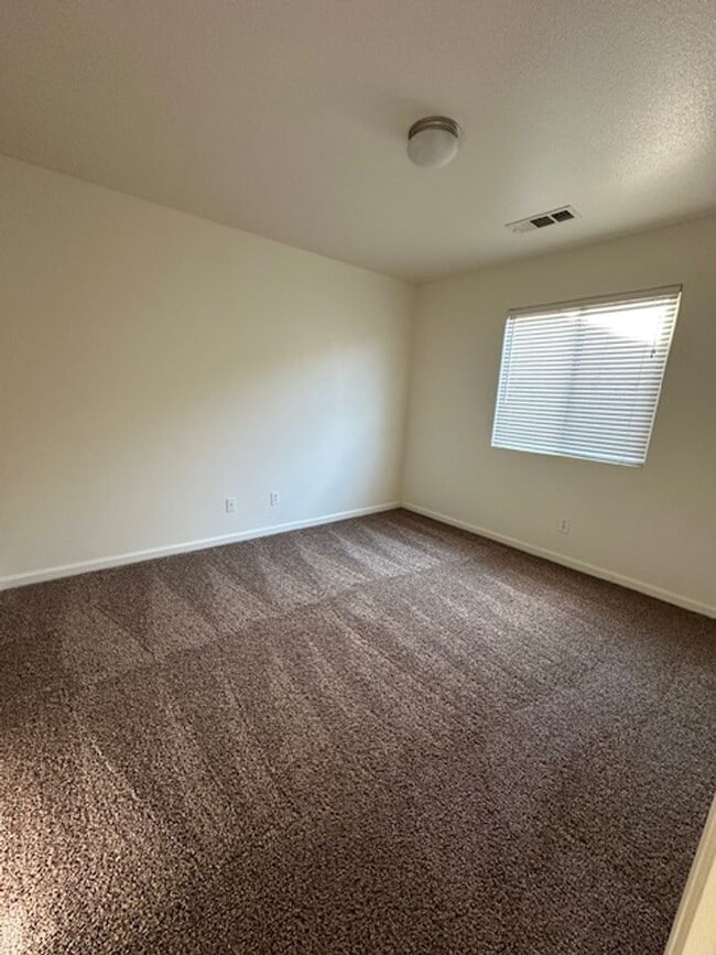 Building Photo - Move in Ready