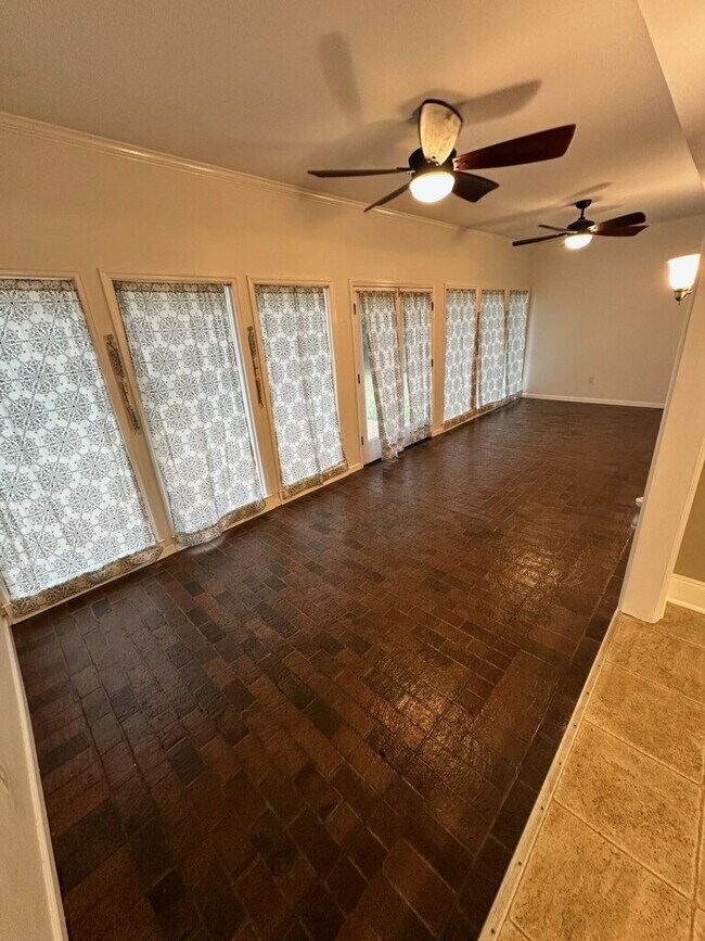 Building Photo - 232 Pebble Glen Dr