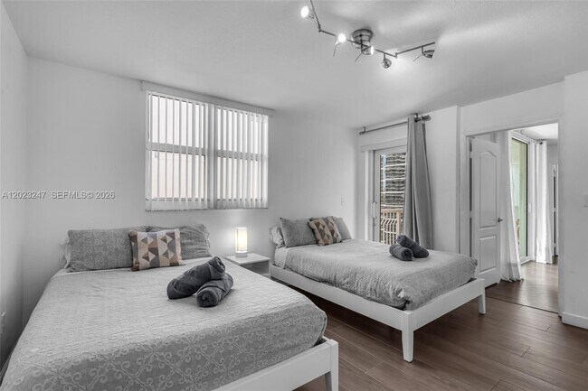 Building Photo - 1200 Brickell Bay Dr
