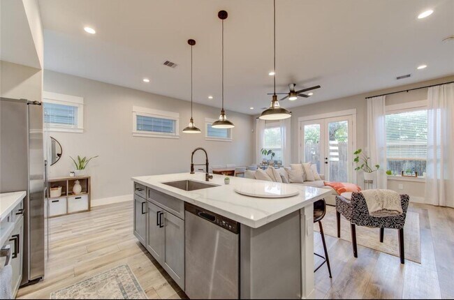 Building Photo - 704 Pinemont Cyn Ln