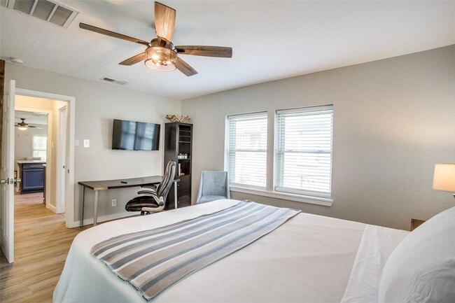 Building Photo - 408 N Oak Cliff Blvd