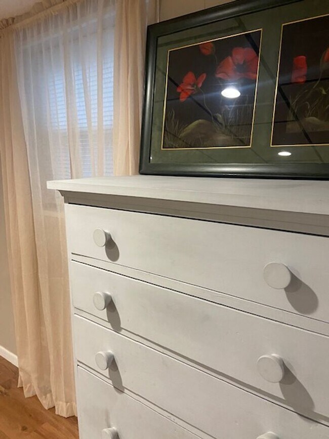 Building Photo - West Knoxville 37909 - Fully furnished Roo...