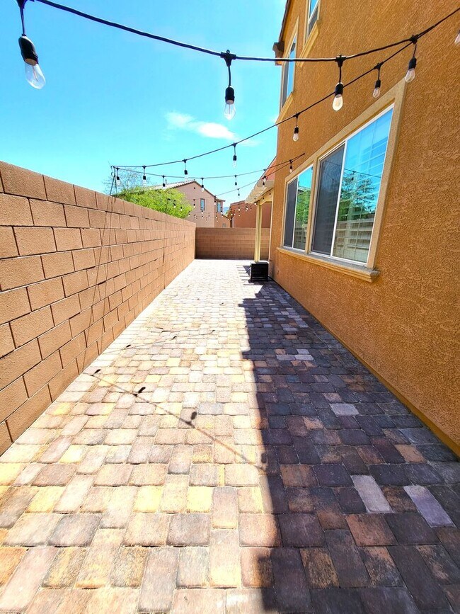 Building Photo - 4 Bedroom House with Community Pool, Baseb...