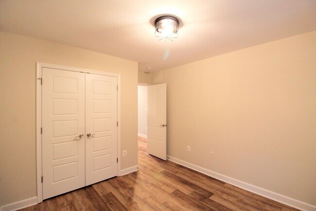 Building Photo - Large 3 level large end unit townhome with...