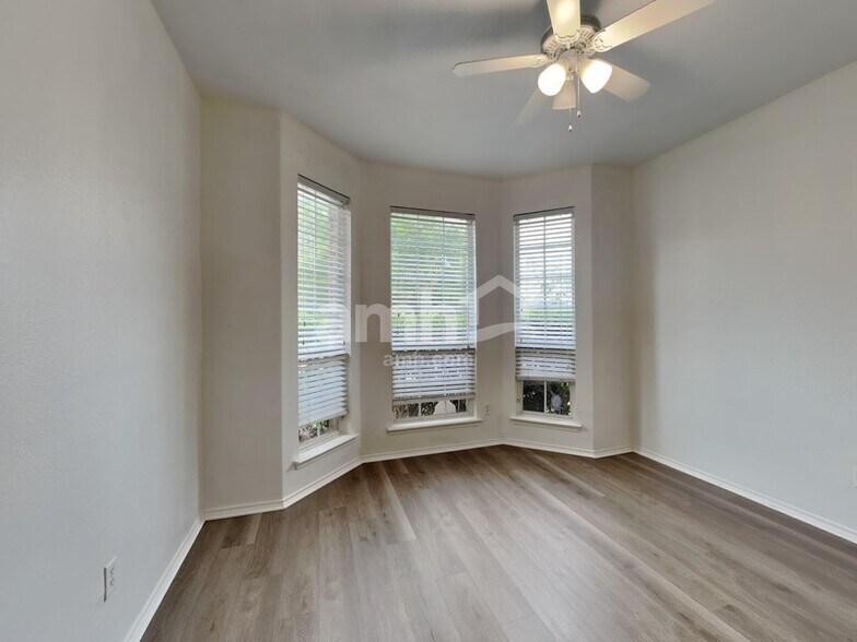 Building Photo - 1105 Skylark Dr