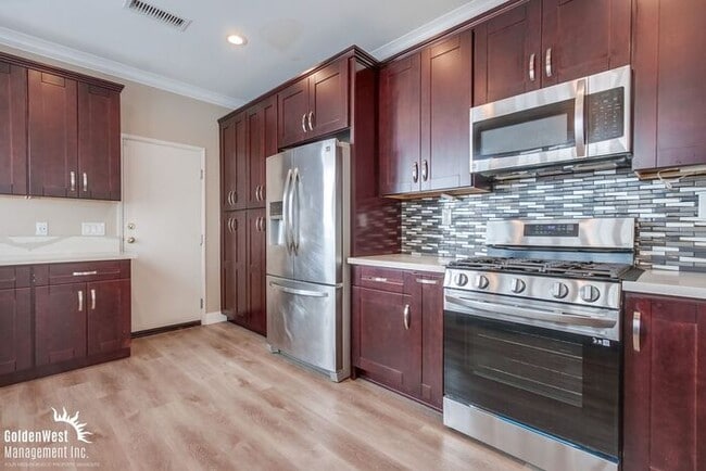 Building Photo - Elegant 2Bdm 2.5Ba Home in the Desirable I...