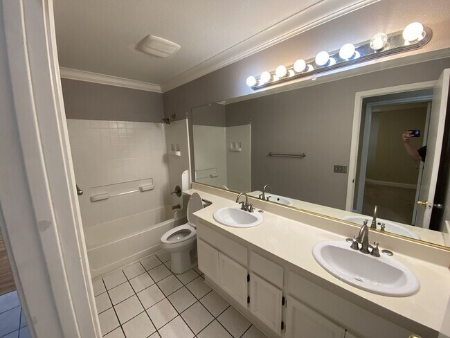 Building Photo - Charming Single-Story Home in Tracy — Acro...