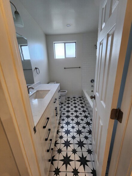 Building Photo - 1414 S Orange Grove Ave