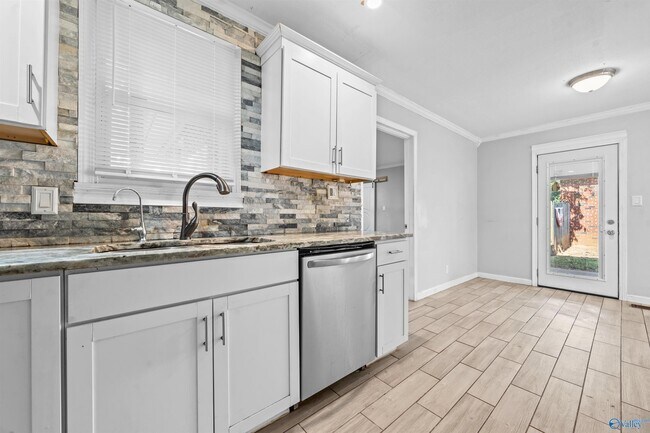 Building Photo - 805 W Arbor Dr NW