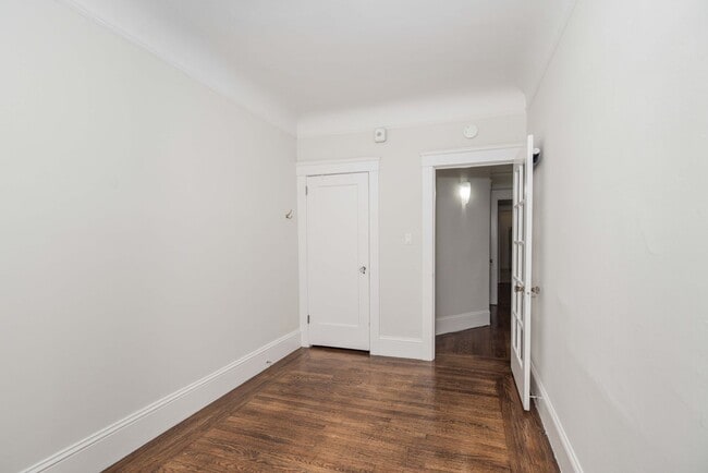 Building Photo - UPDATED PRICING! Parking! 2BR. Private Patio!  DISHWASHER! On-Site LAUNDRY! HARDWOOD!