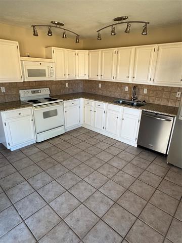 Building Photo - 418 Cambria Dr