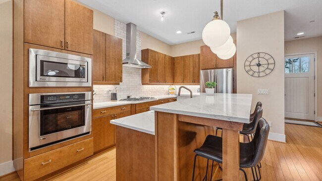 Building Photo - Modernly Elegant Townhome w/ 2 Primary Suites +2.5 bathrooms in Beautiful Peterkort!