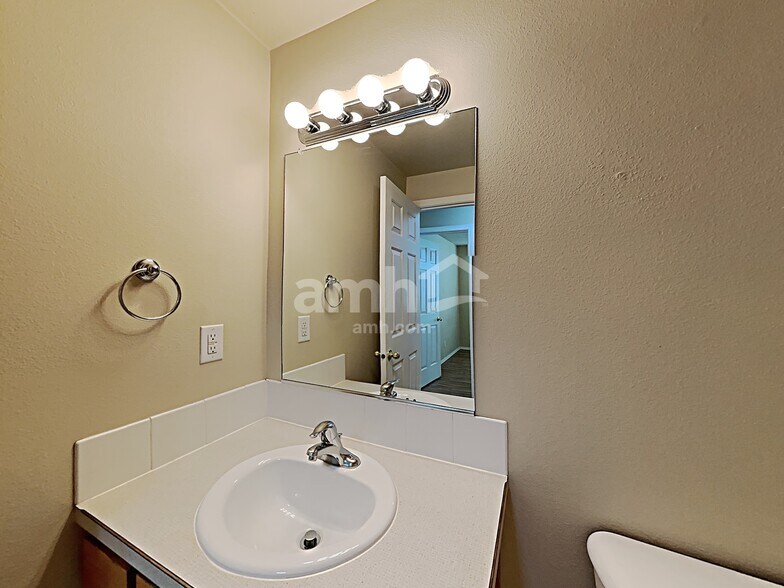 Building Photo - 1692 SW Creekside Ln